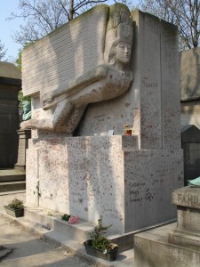 oscar-wildes-tomb-red